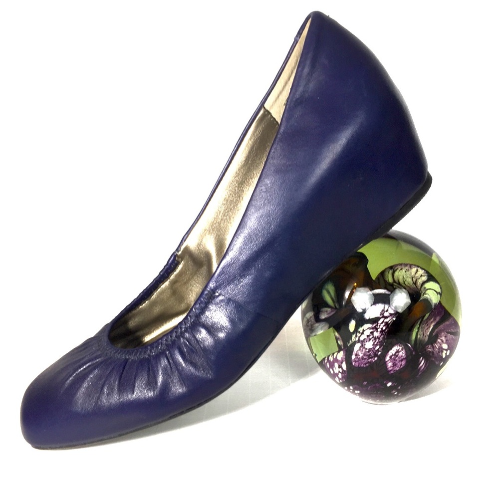 Me Too navy wedge w/ gathered leather front toe 10